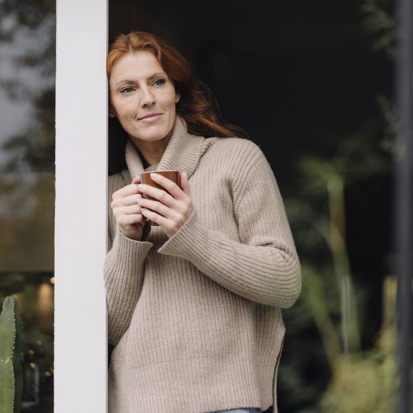 眺望窗外的女人