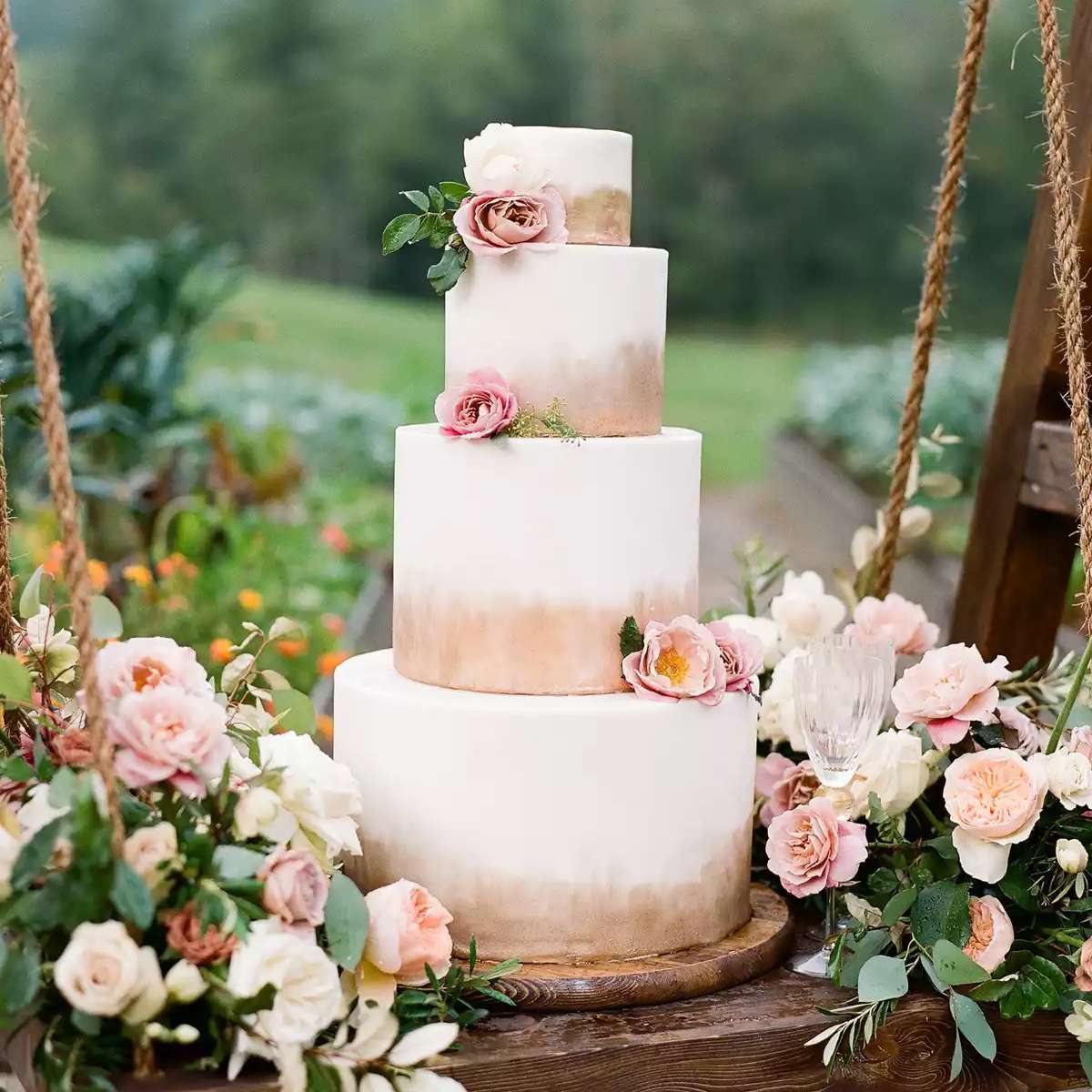 悬挂在秋千上的婚礼蛋糕