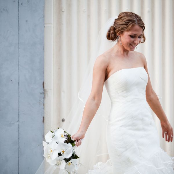 新娘在无肩带礼服的花束