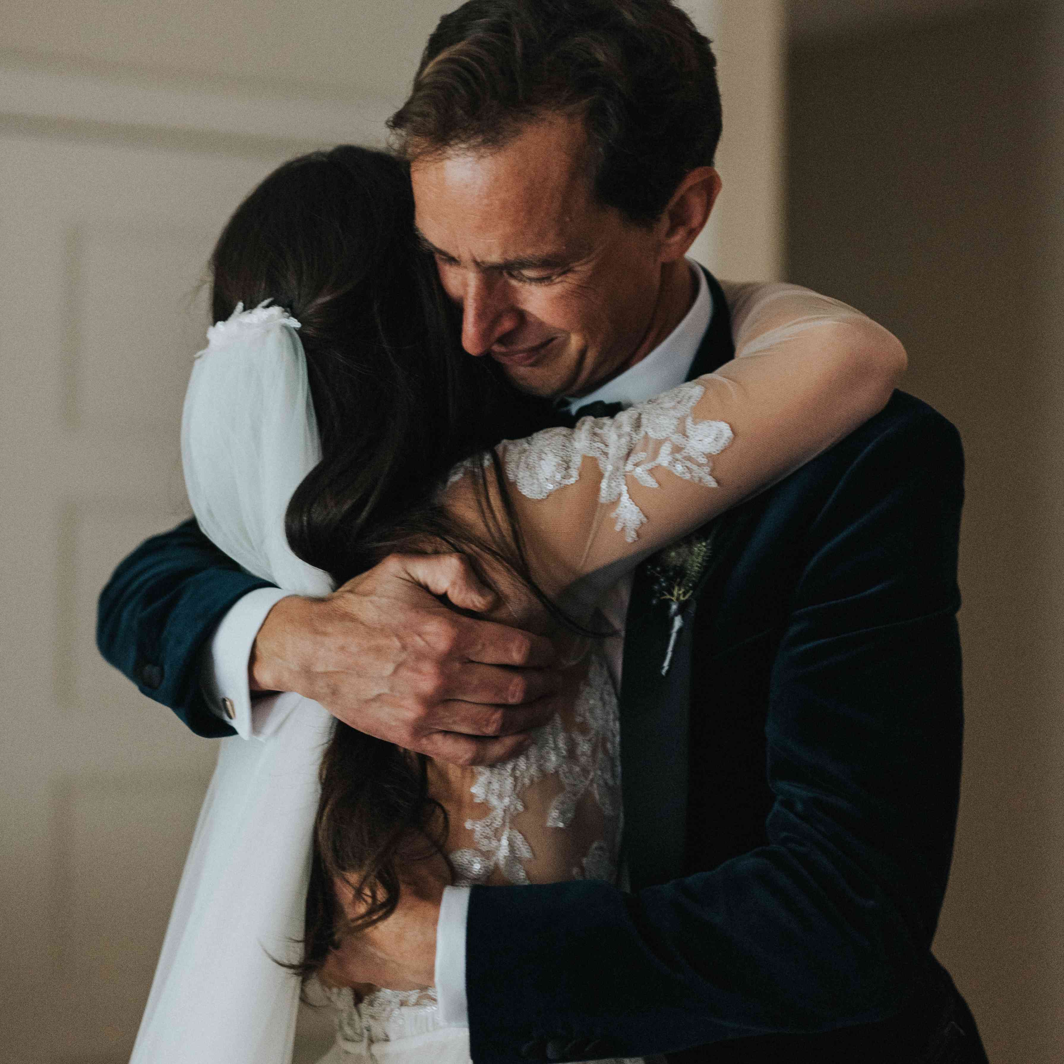 个性化的密歇根婚礼，新娘拥抱父亲