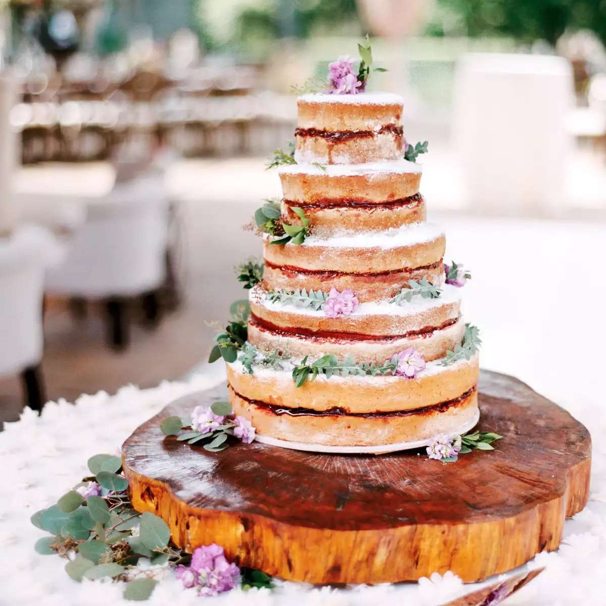 木头上的裸蛋糕