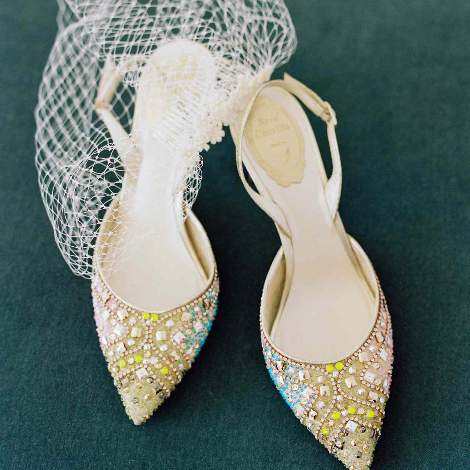 亲密的加利福尼亚婚礼，新娘亮片鞋和鸟笼面纱