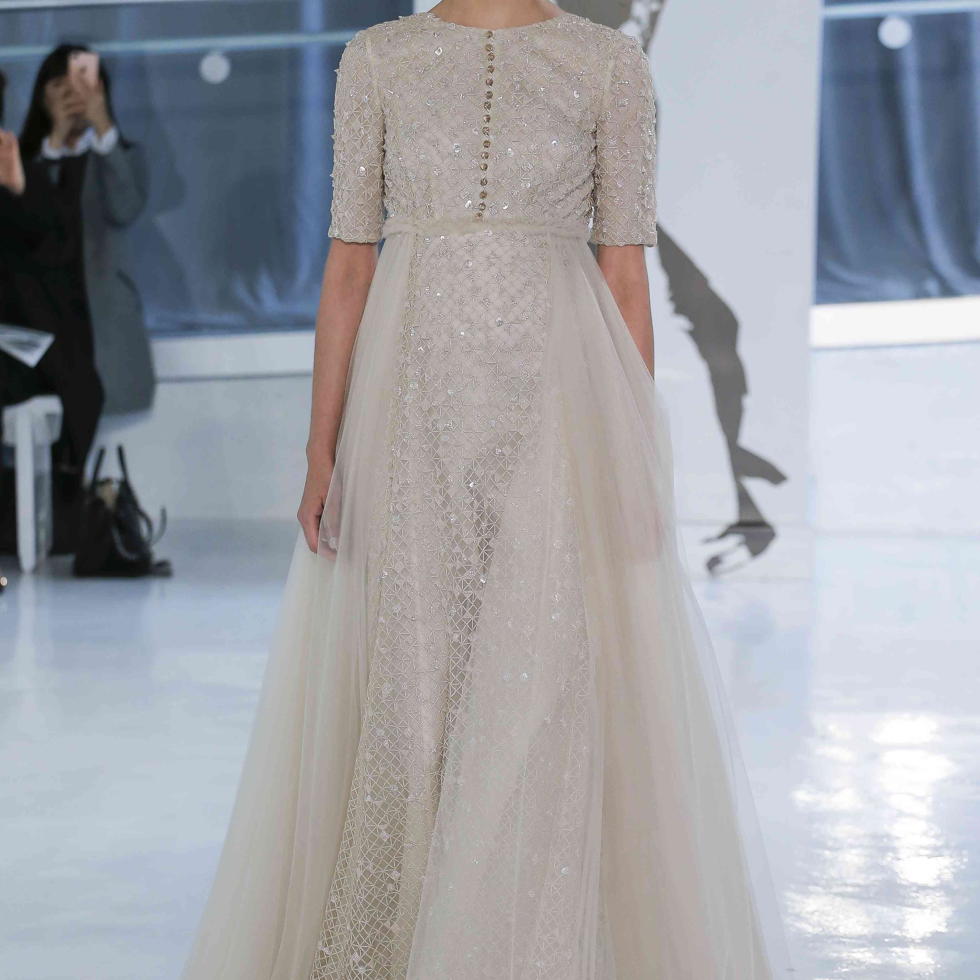 <p Peter Langner带裙摆的婚纱</p