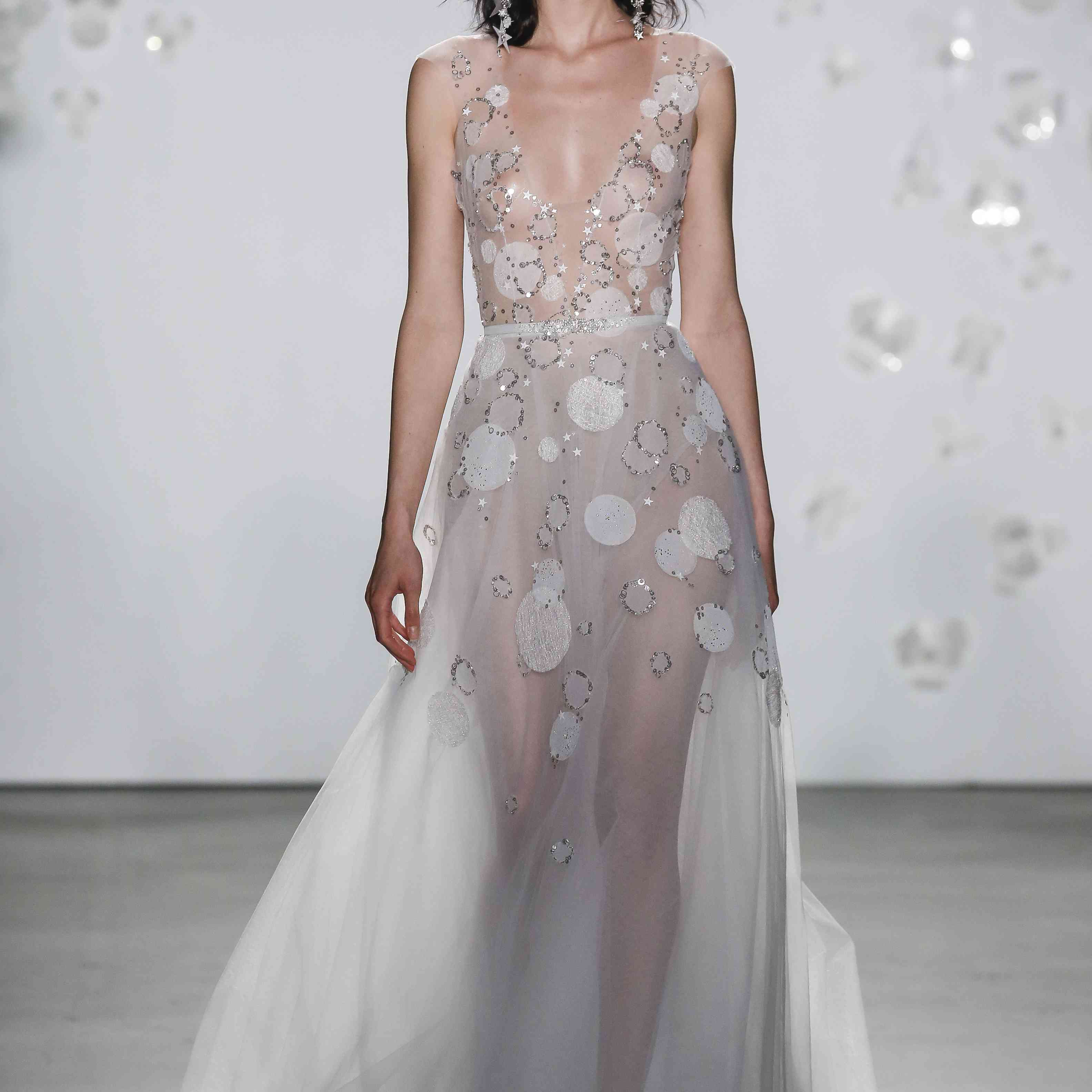 模型帽套，V领礼服纯粹的月亮和星星图案