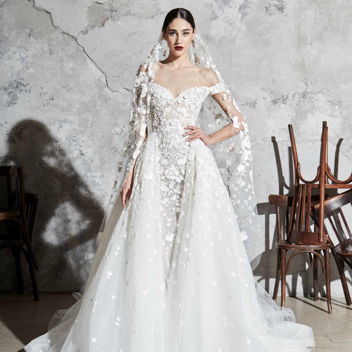 模型与一个甜心领口露肩薄纱舞会礼服,花卉刺绣贴花和一个匹配的面纱