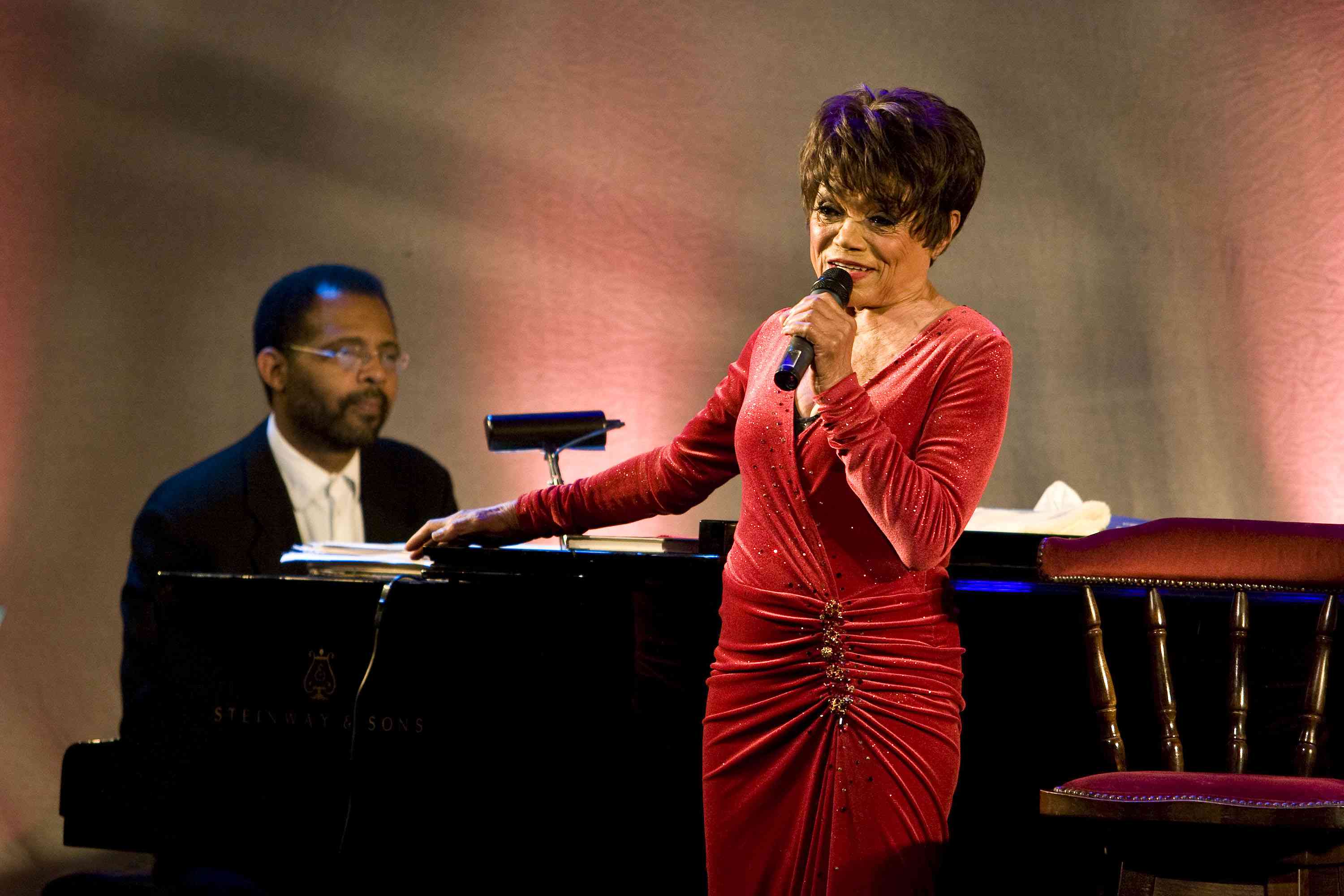 <p Eartha Kitt在2008年的表演中。<p>“class=