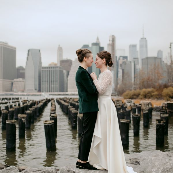 Lilla Goettler和Katie Hathaway在布鲁克林Gowanus的501 Union结婚。