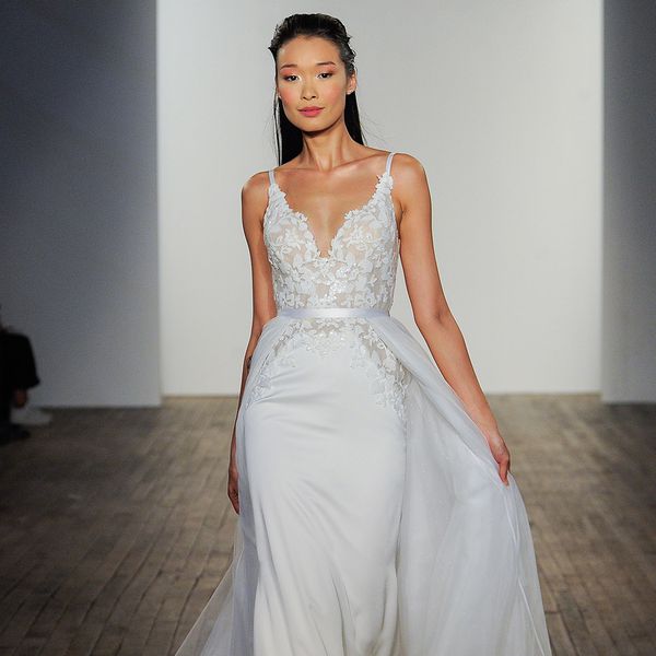 海莉·佩姬的“脸红”婚纱