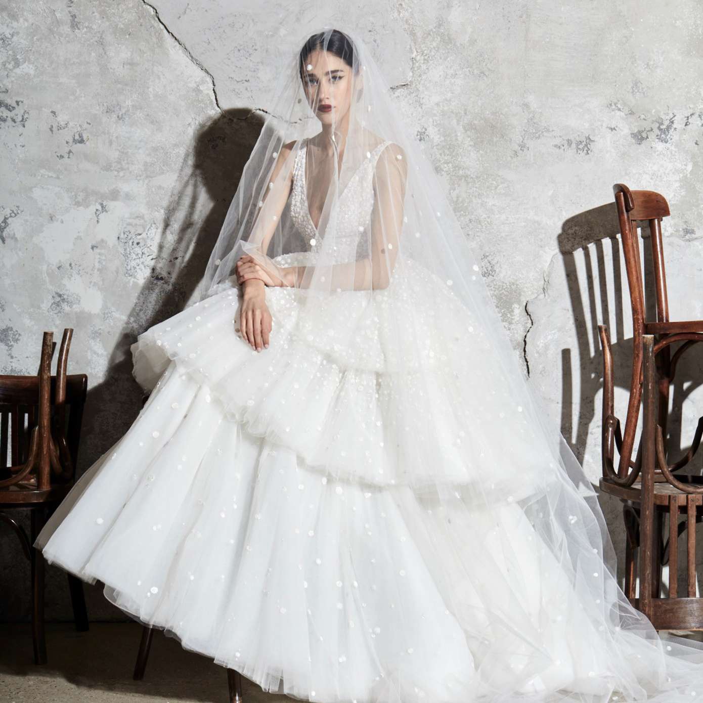 模型与三层v领亮片薄纱舞会礼服裙和一个匹配的纯色面纱