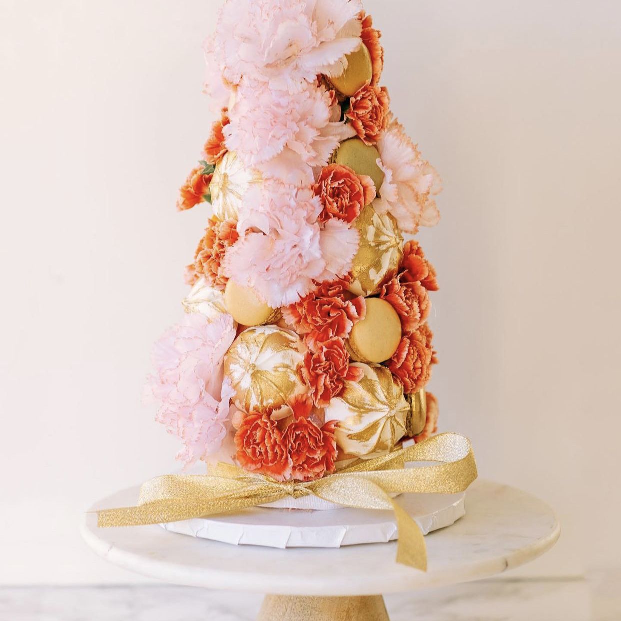 带花的金色马卡龙蛋糕