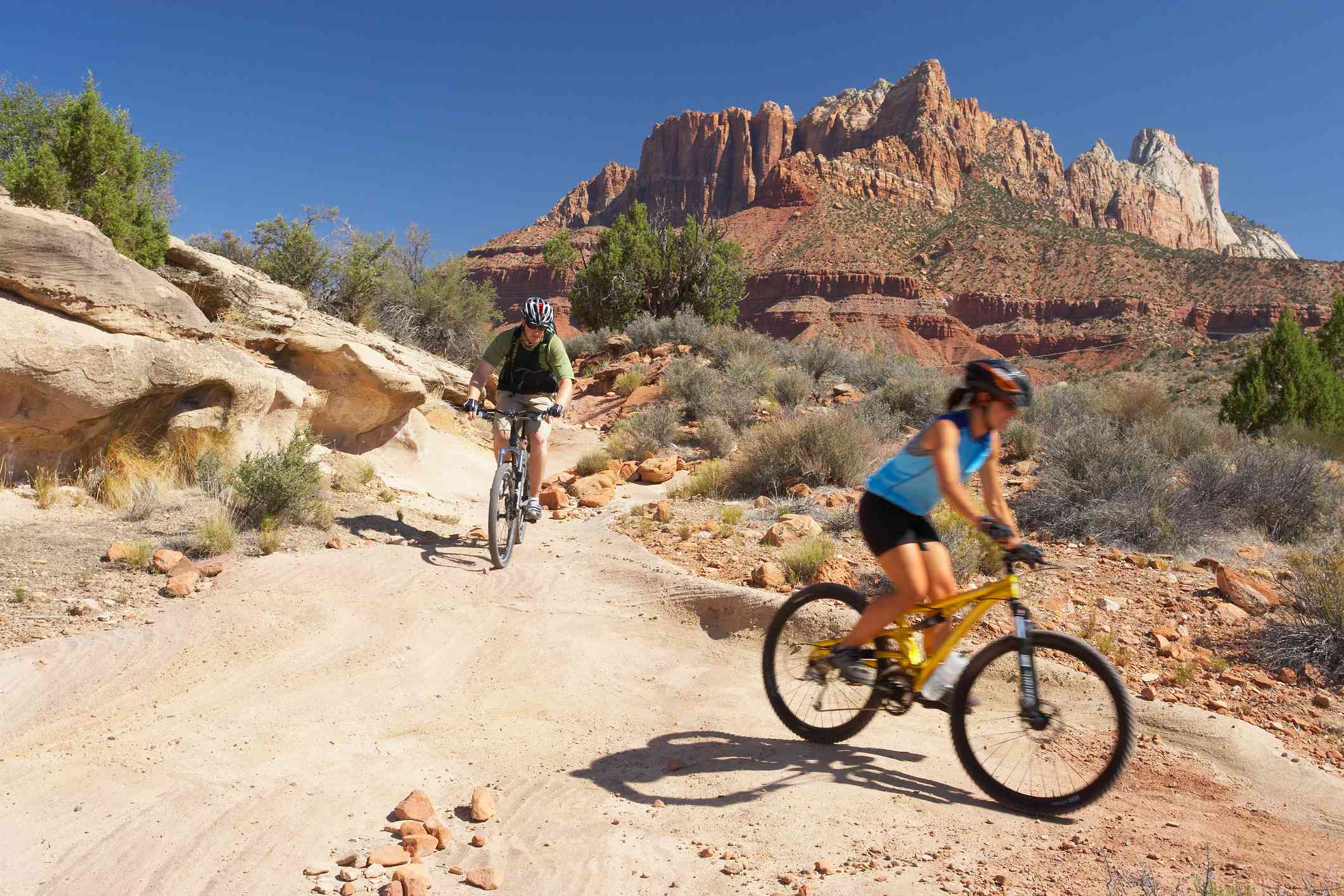一对夫妇在亚利桑那州塞多纳的小路上骑车