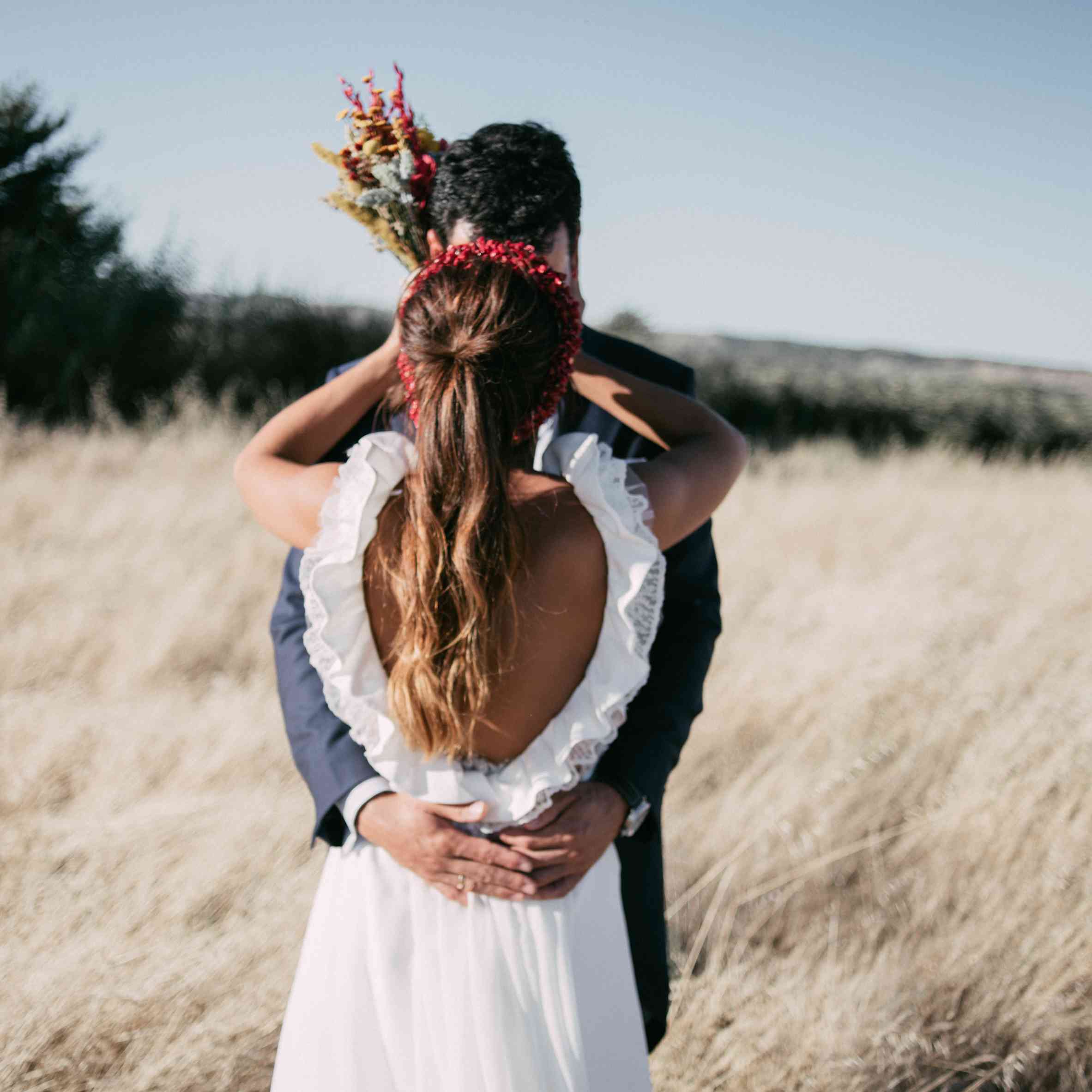 新娘和新郎在田野里