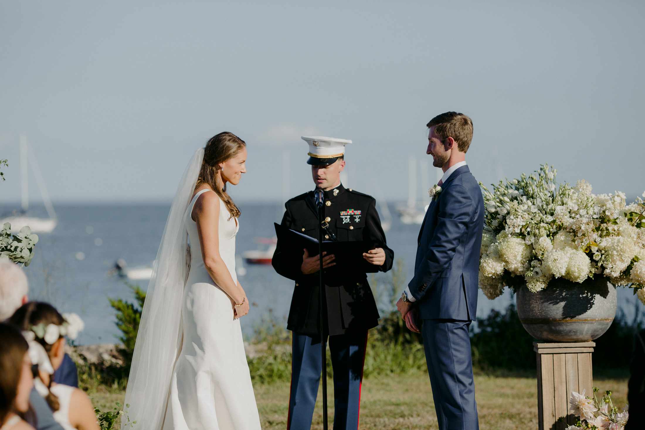 在家质朴马萨诸塞州举行婚礼，新娘和新郎在港仪式