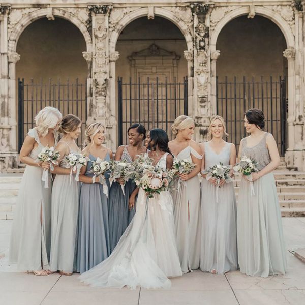 伴娘们穿着不相配的灰色礼服