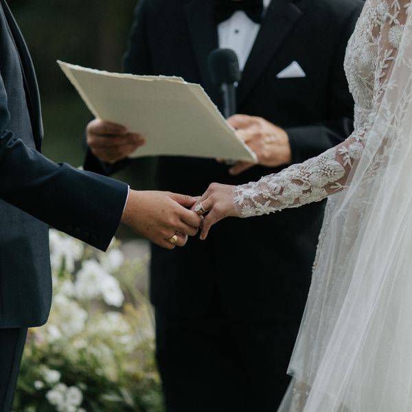 新郎和新娘手牵着手戴结婚戒指