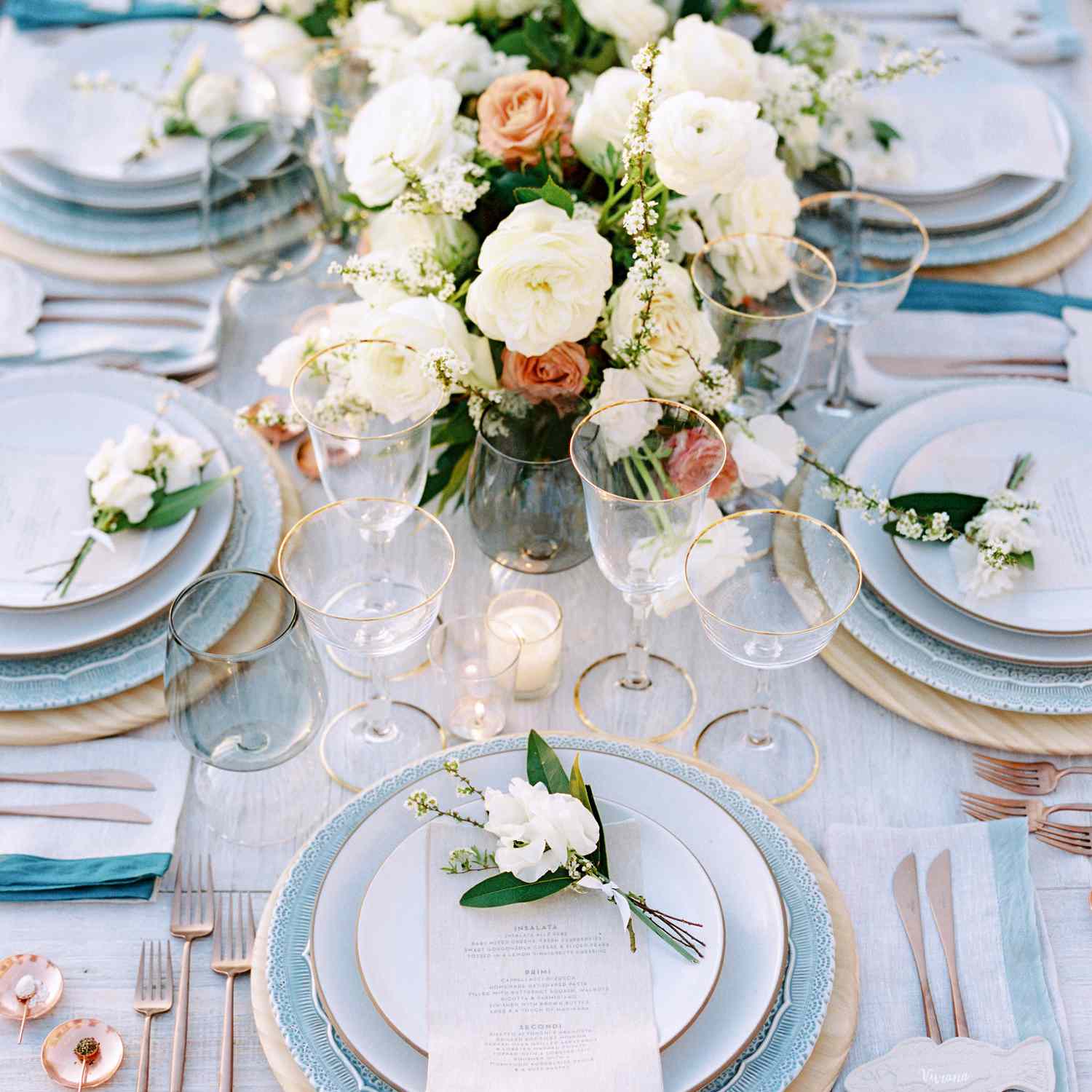 亲密的加利福尼亚婚礼，蓝色的tablescape