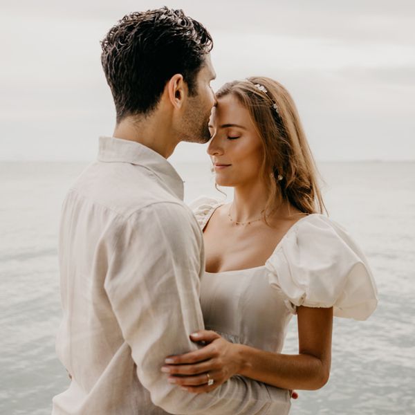 拥抱在海洋前面的夫妇