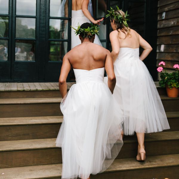 在白色上楼梯伴娘