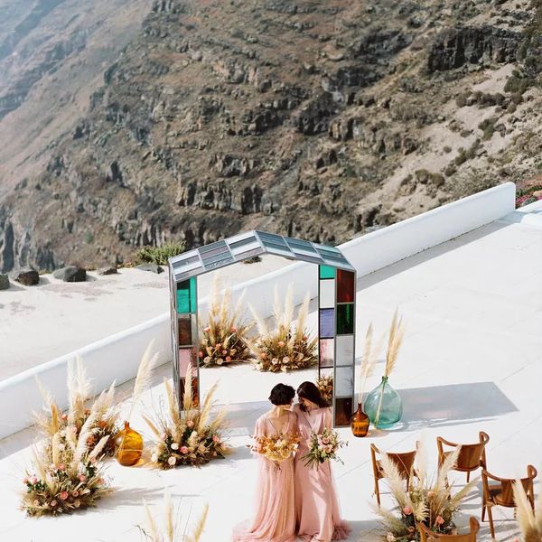 在山顶法坛前面的新娘在他们的婚礼之日