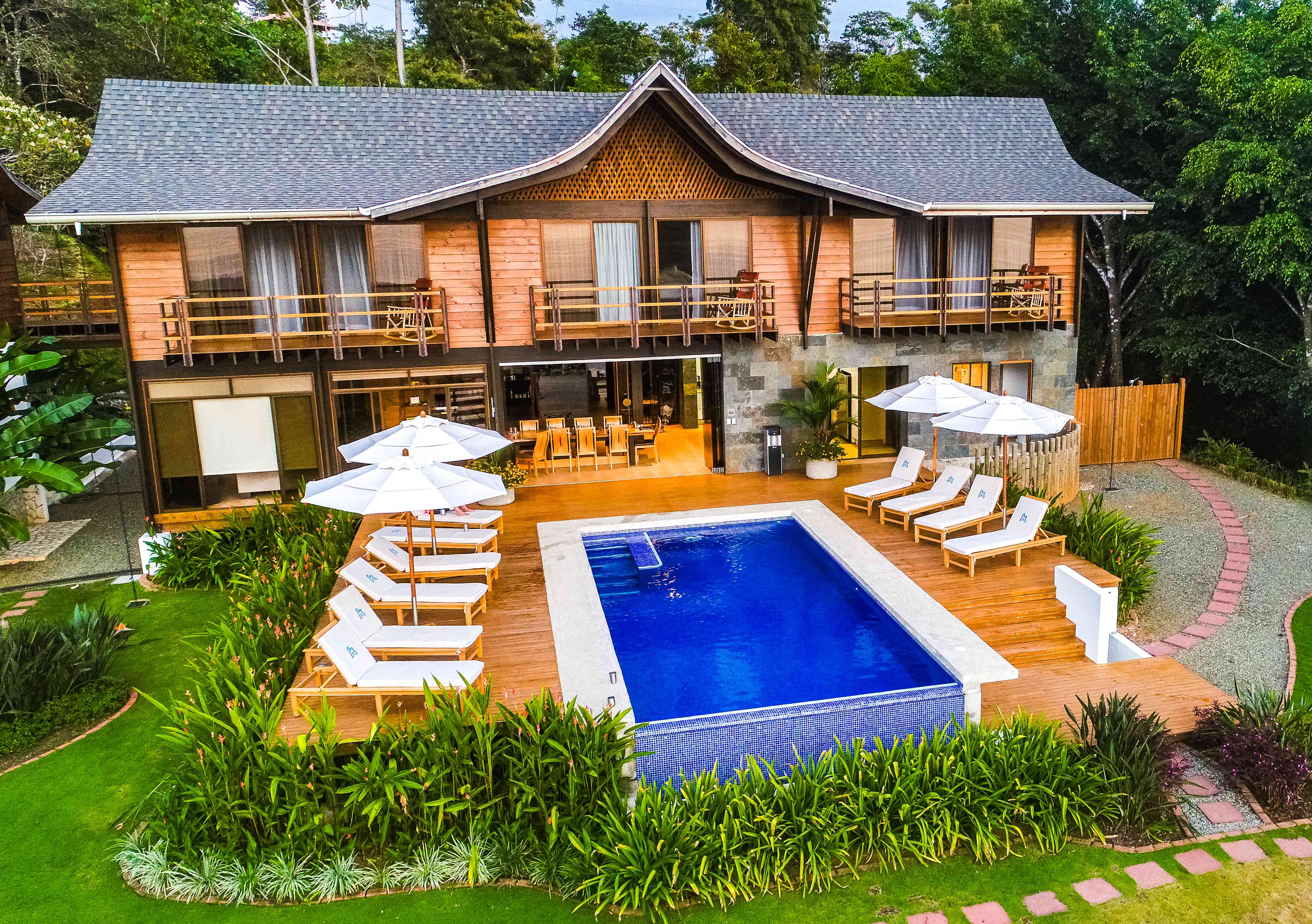 木屋在树林里，有前游泳池和甲板