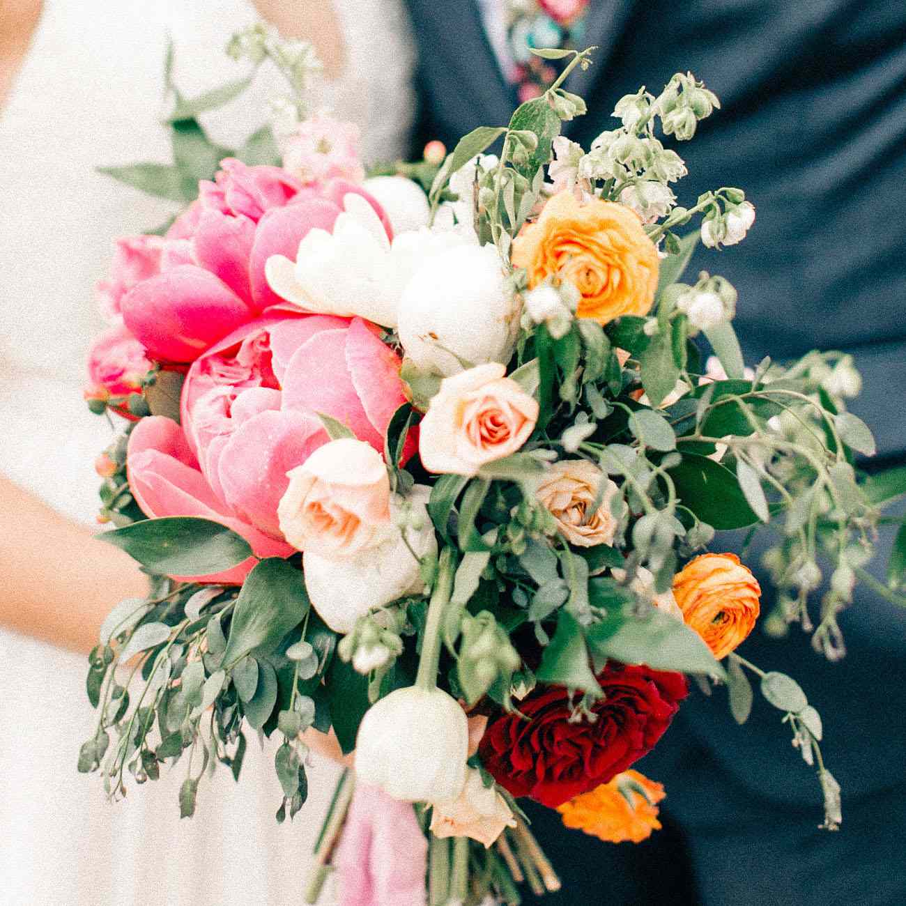 牡丹花束，深红色