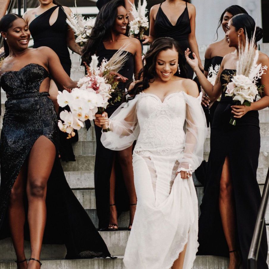 在黑色礼服的伴娘