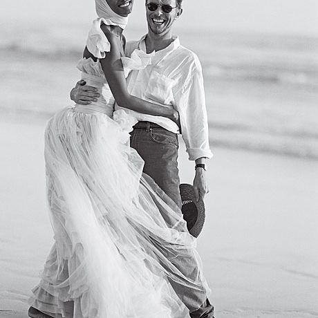 1995年，伊曼身着香奈儿高级定制礼服与大卫·鲍伊结婚