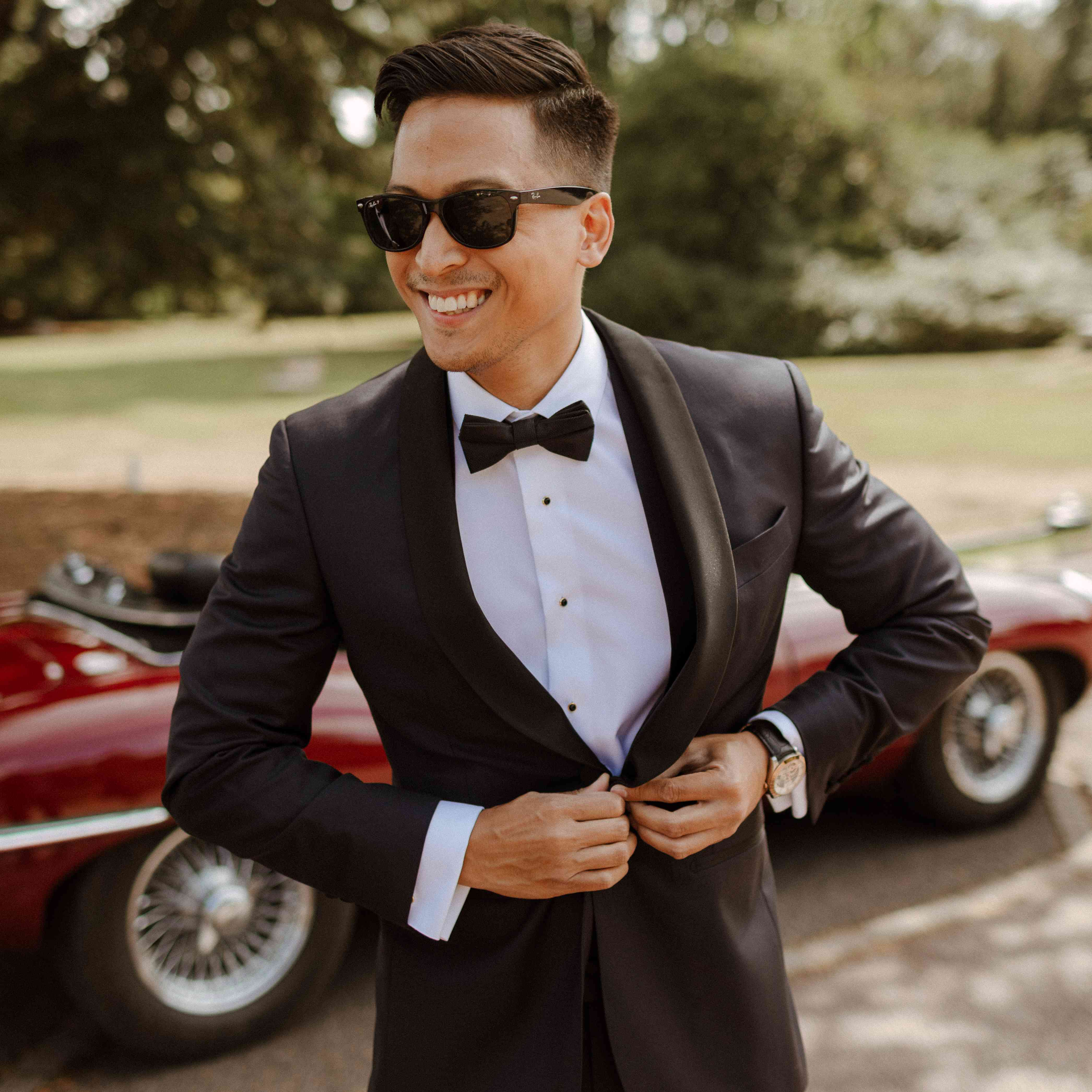 有太阳镜的新郎