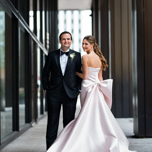 Richelle McCoy和John Tiedmann Jr.在芝加哥狂欢汽车街举行婚礼。