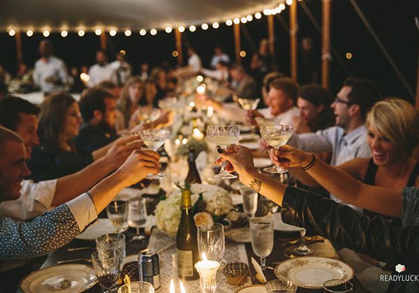 客人在招待会上祝酒