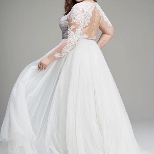 大码模特在错觉领口刺绣结婚礼服