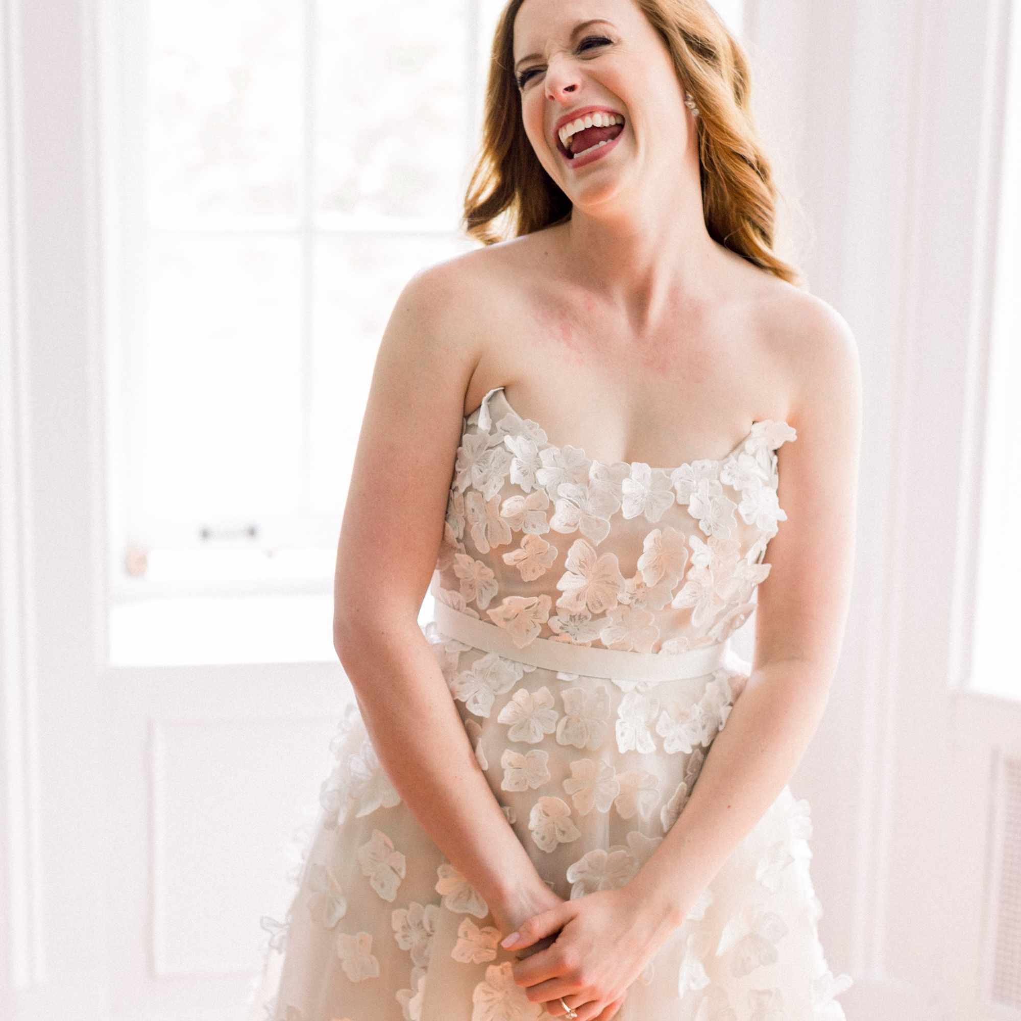 <p>新娘微笑花卉婚纱</ p> <br> <br>