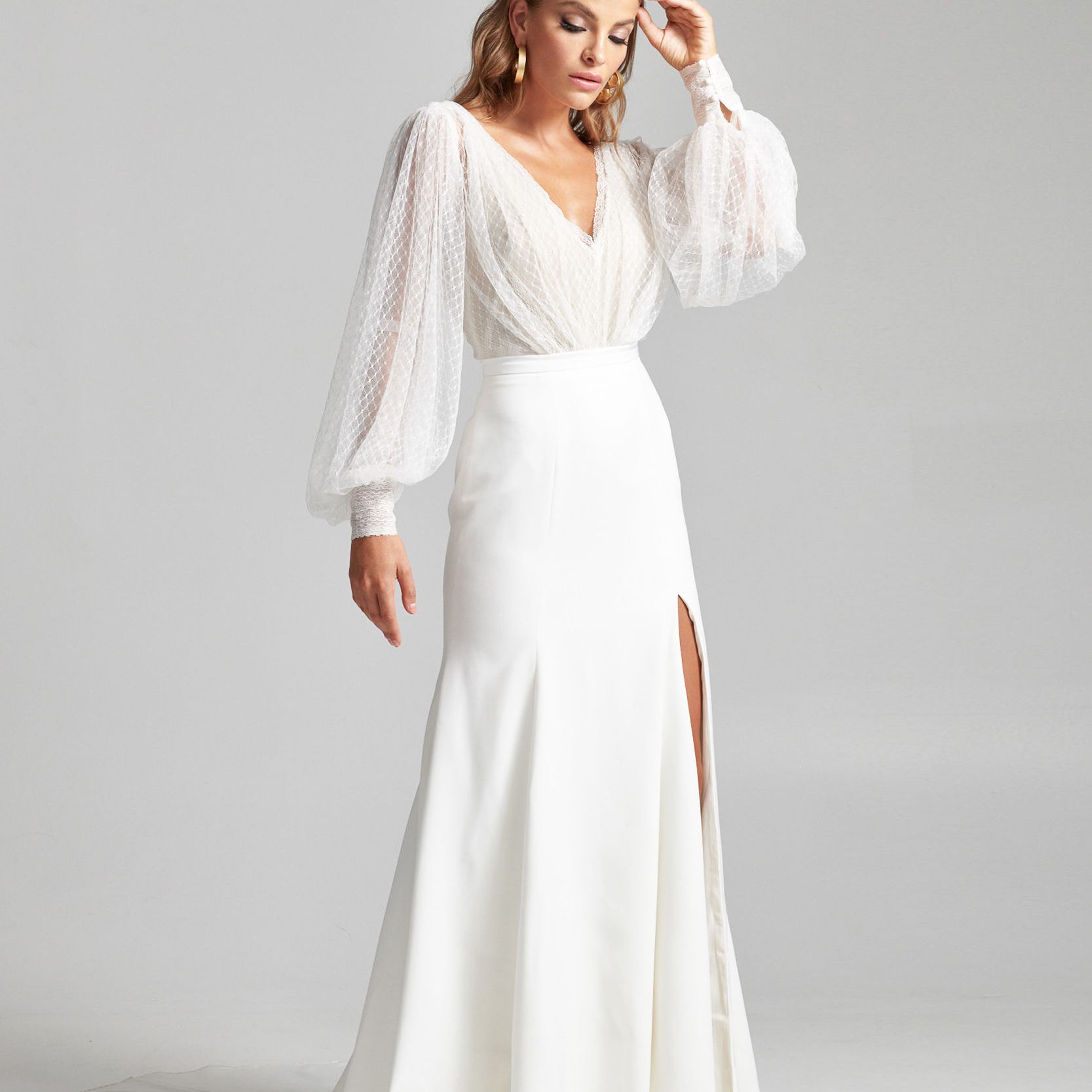 模特上身刺绣长袖，裙边开叉