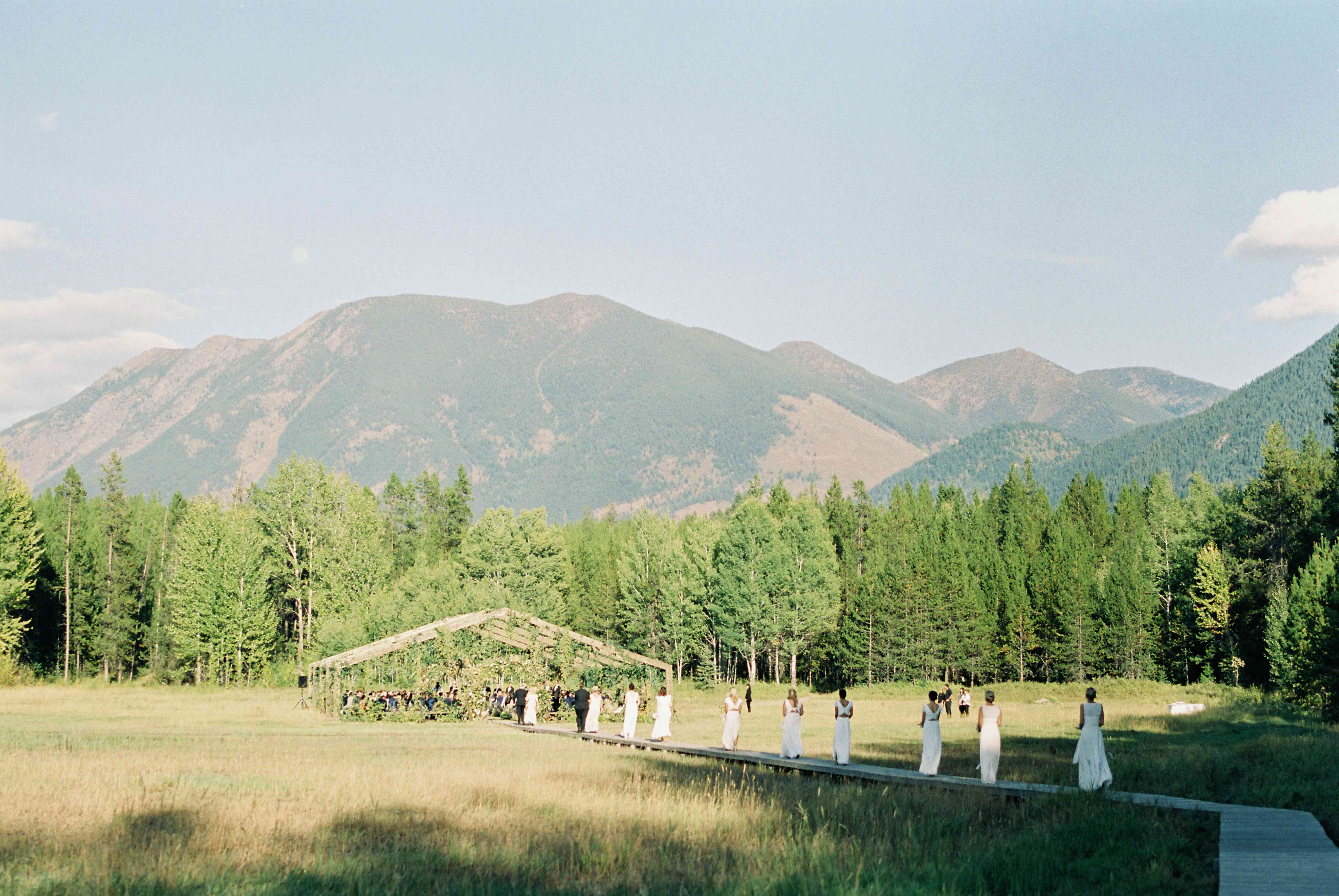 走在木板走道过道的伴娘