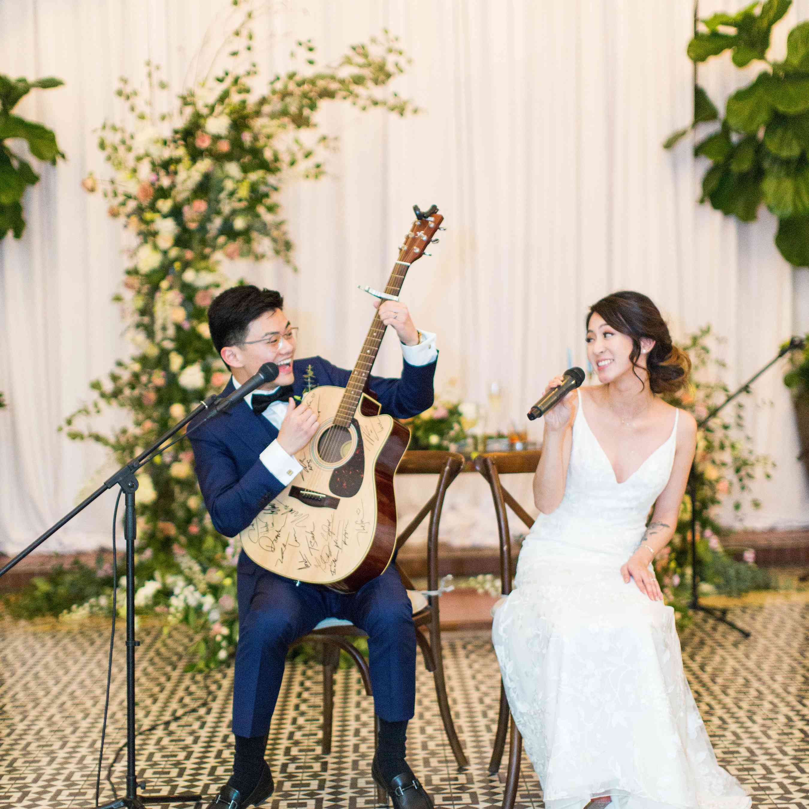 新娘和新郎唱歌