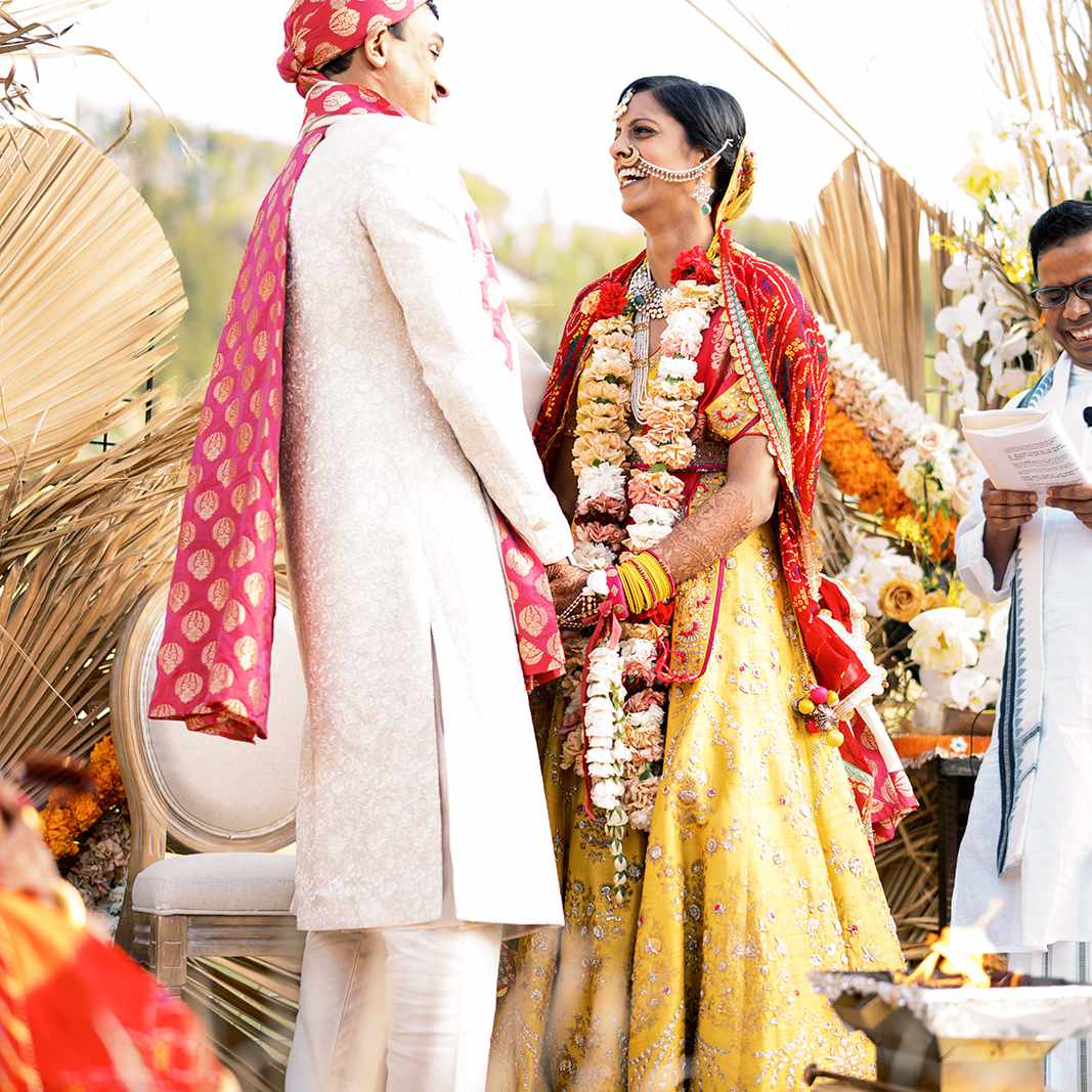 新郎和新娘在笑