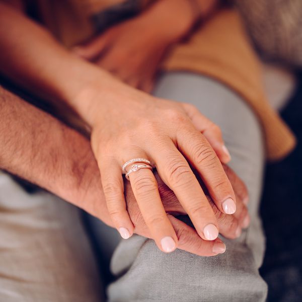 女人的手与订婚和结婚戒指控股丈夫的手188bet官网88bet官网