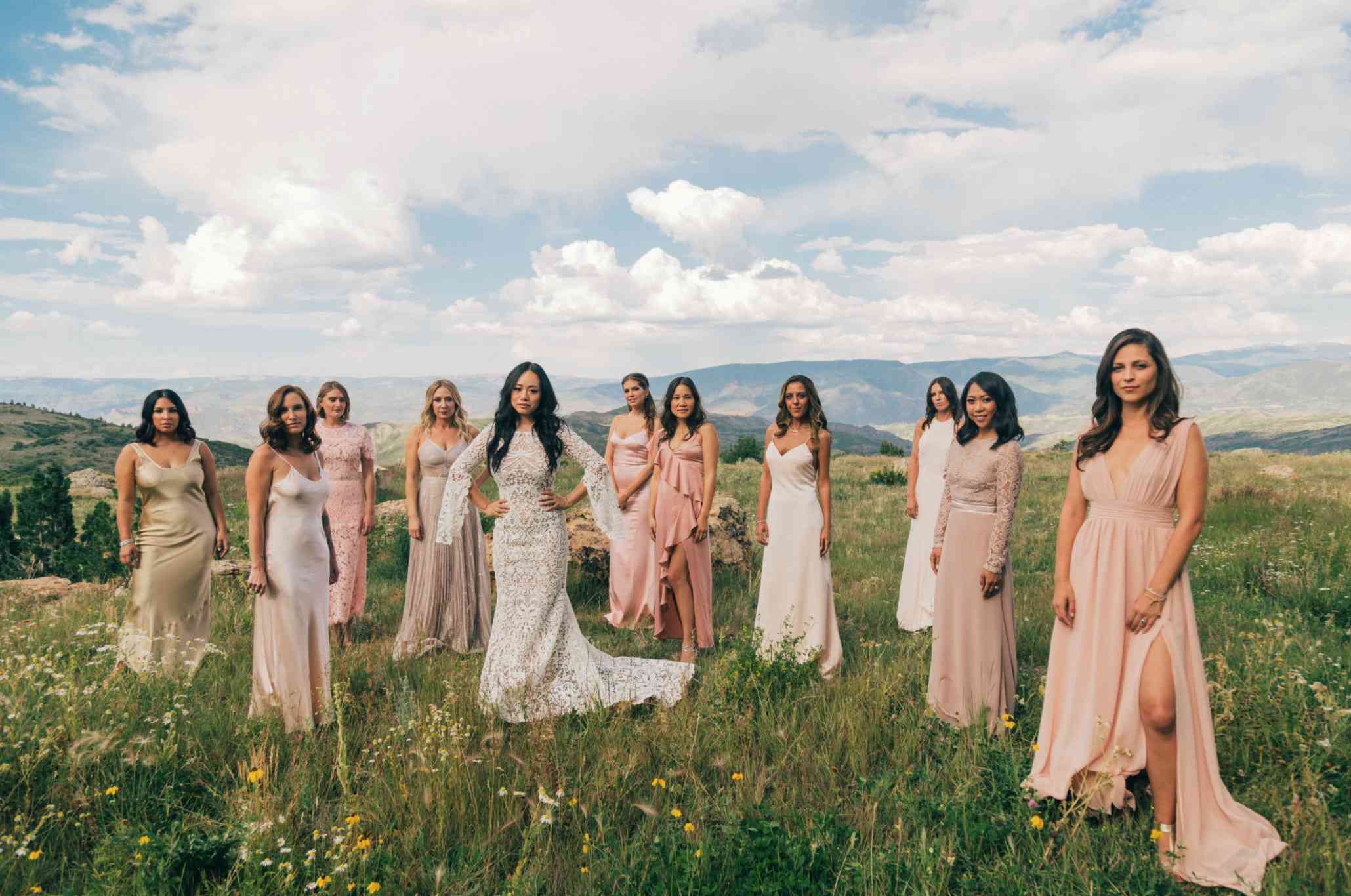 新娘和伴娘冒充山全景的前面