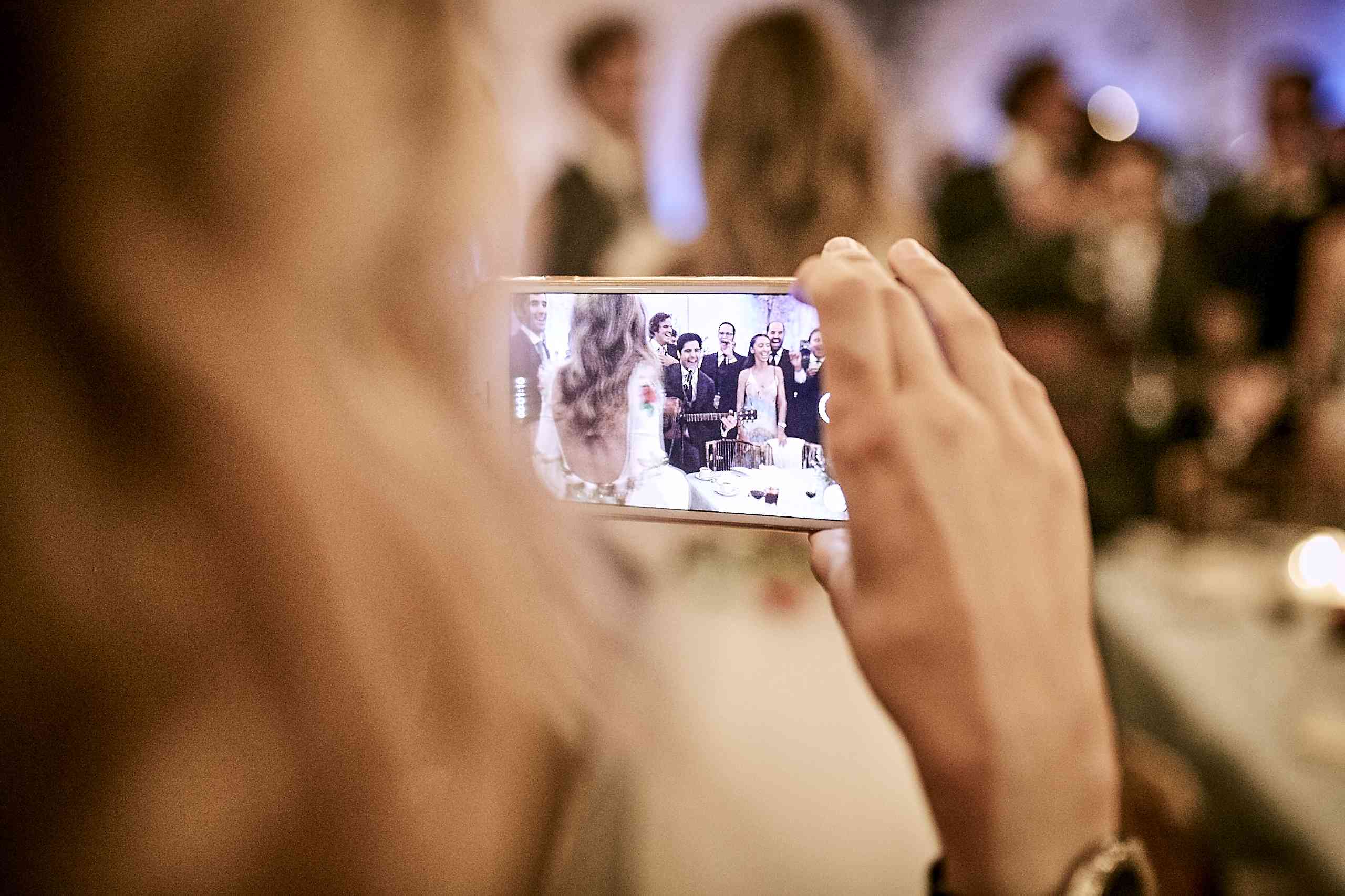 客人用手机拍照