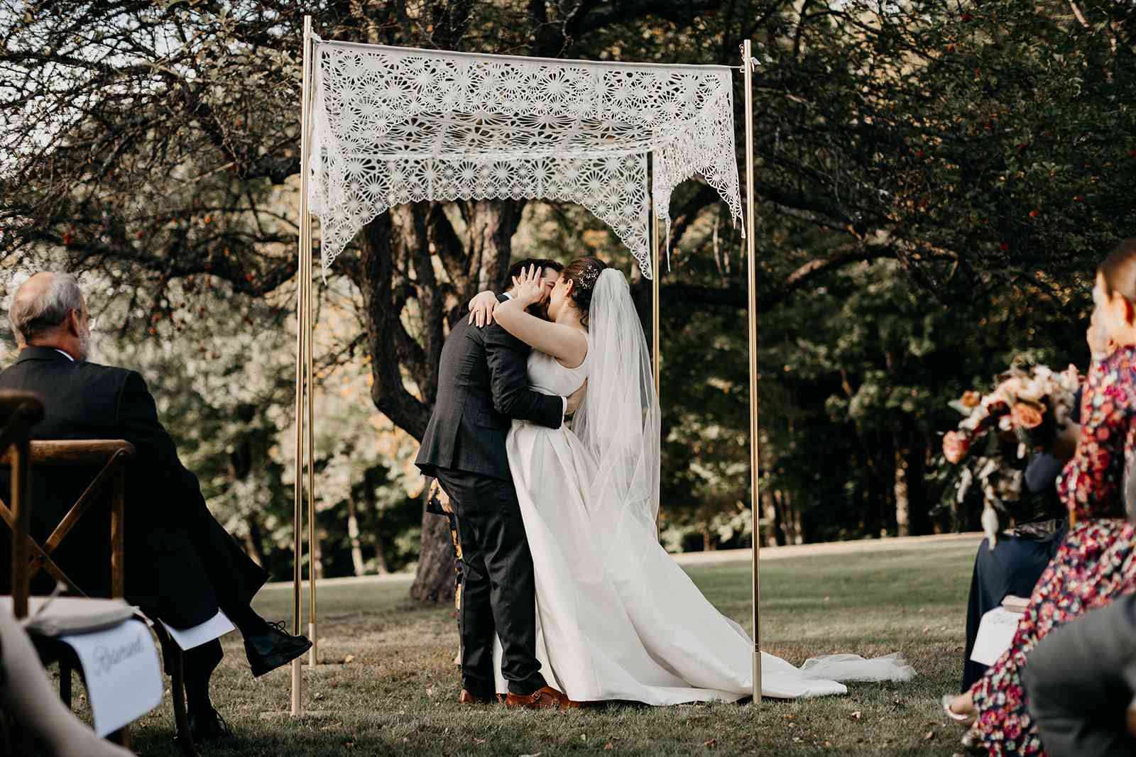 新娘和新郎亲吻