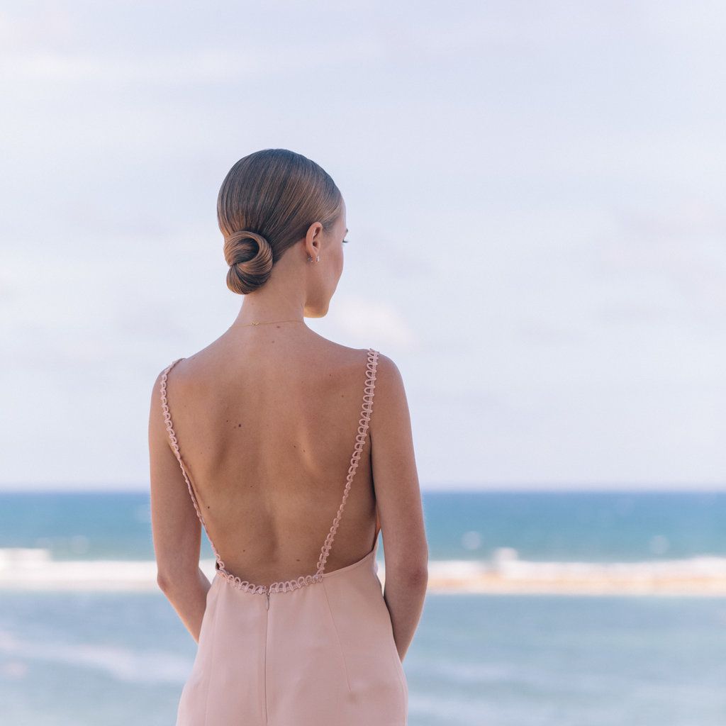 新娘穿着露背礼服在海滩上