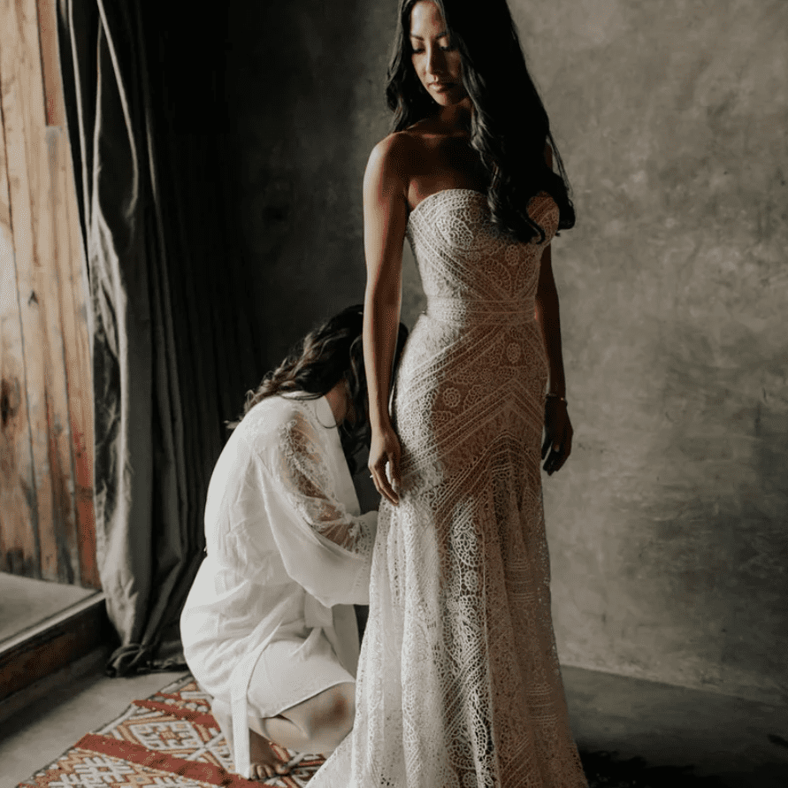 新娘得到压缩到礼服