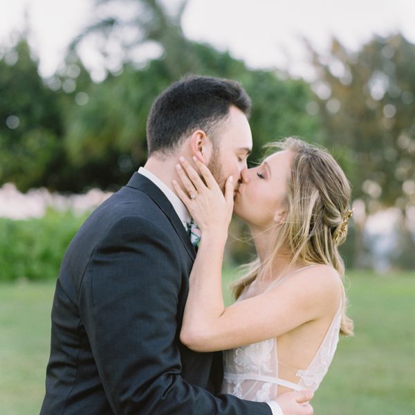 热带毛伊岛婚礼，新娘和新郎接吻