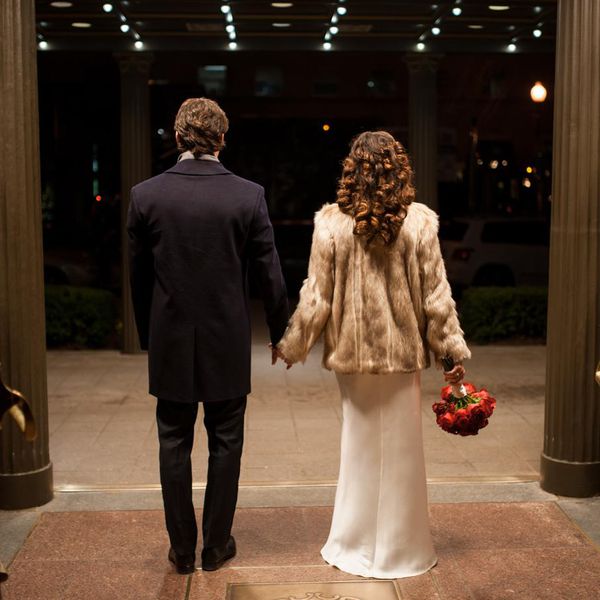 新娘和新郎在冬天的婚礼上穿着夹克