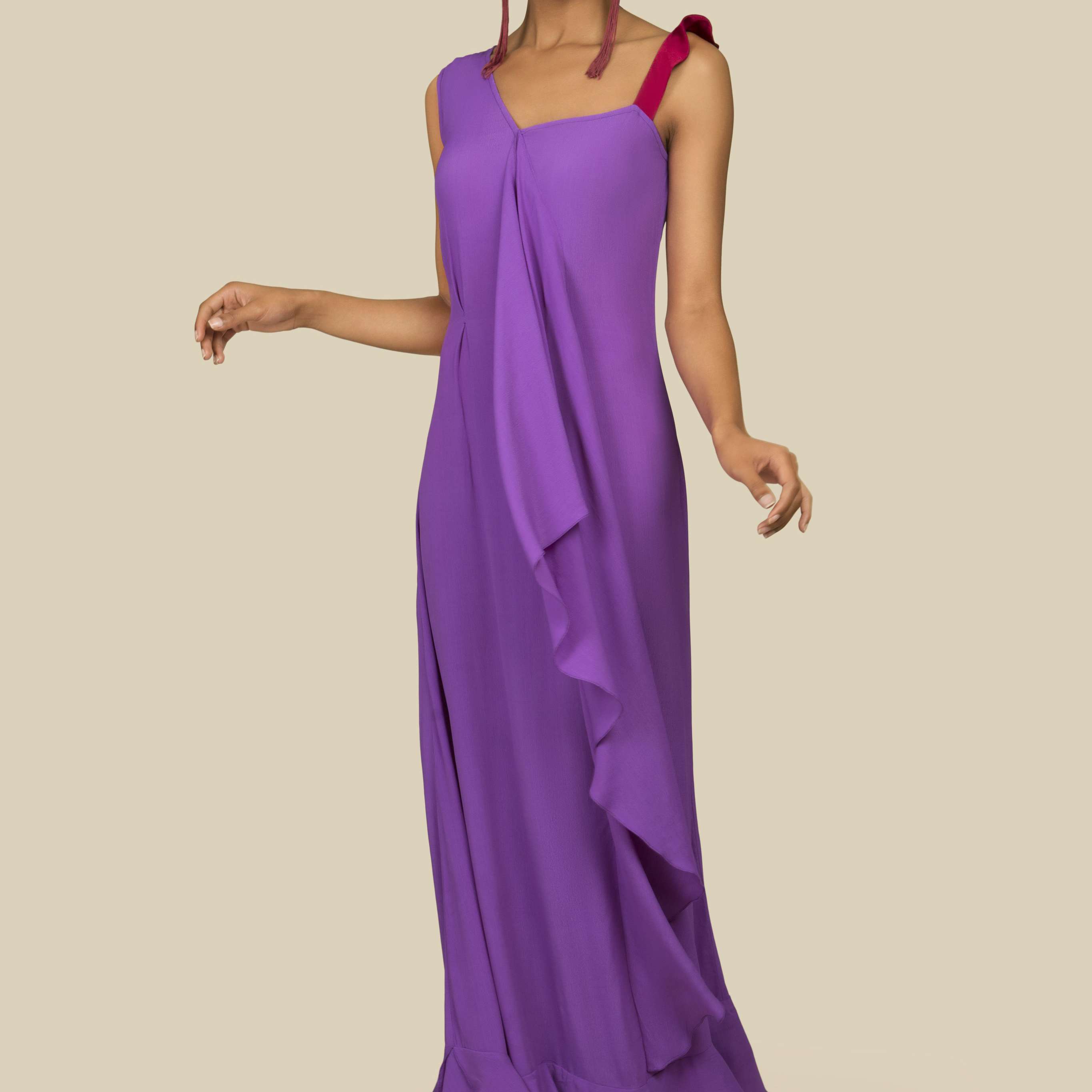 紫色长傍晚丝绸连衣裙