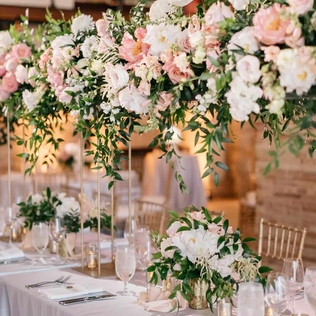 高居于核心地位