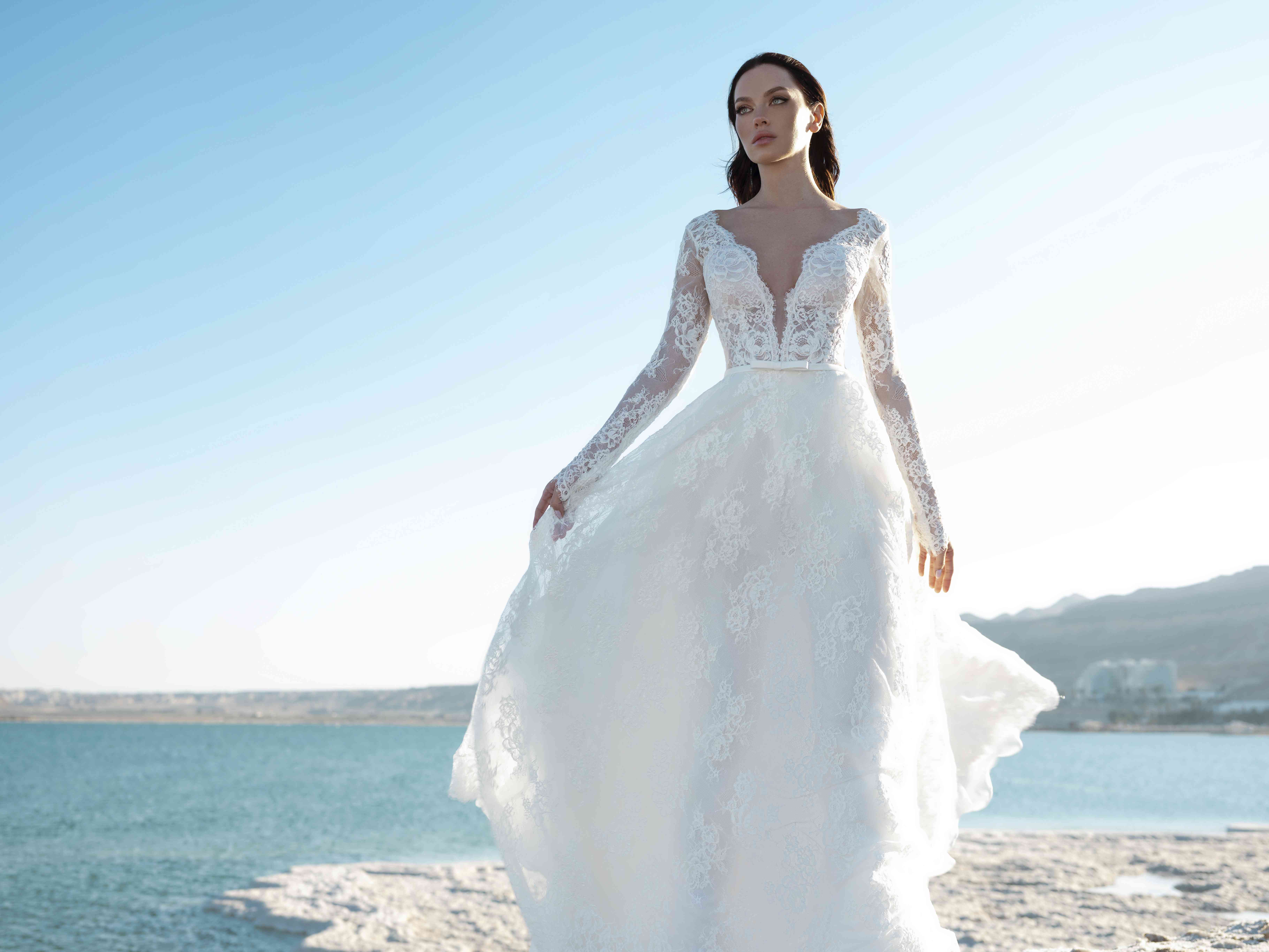 长袖蕾丝长袍的模型