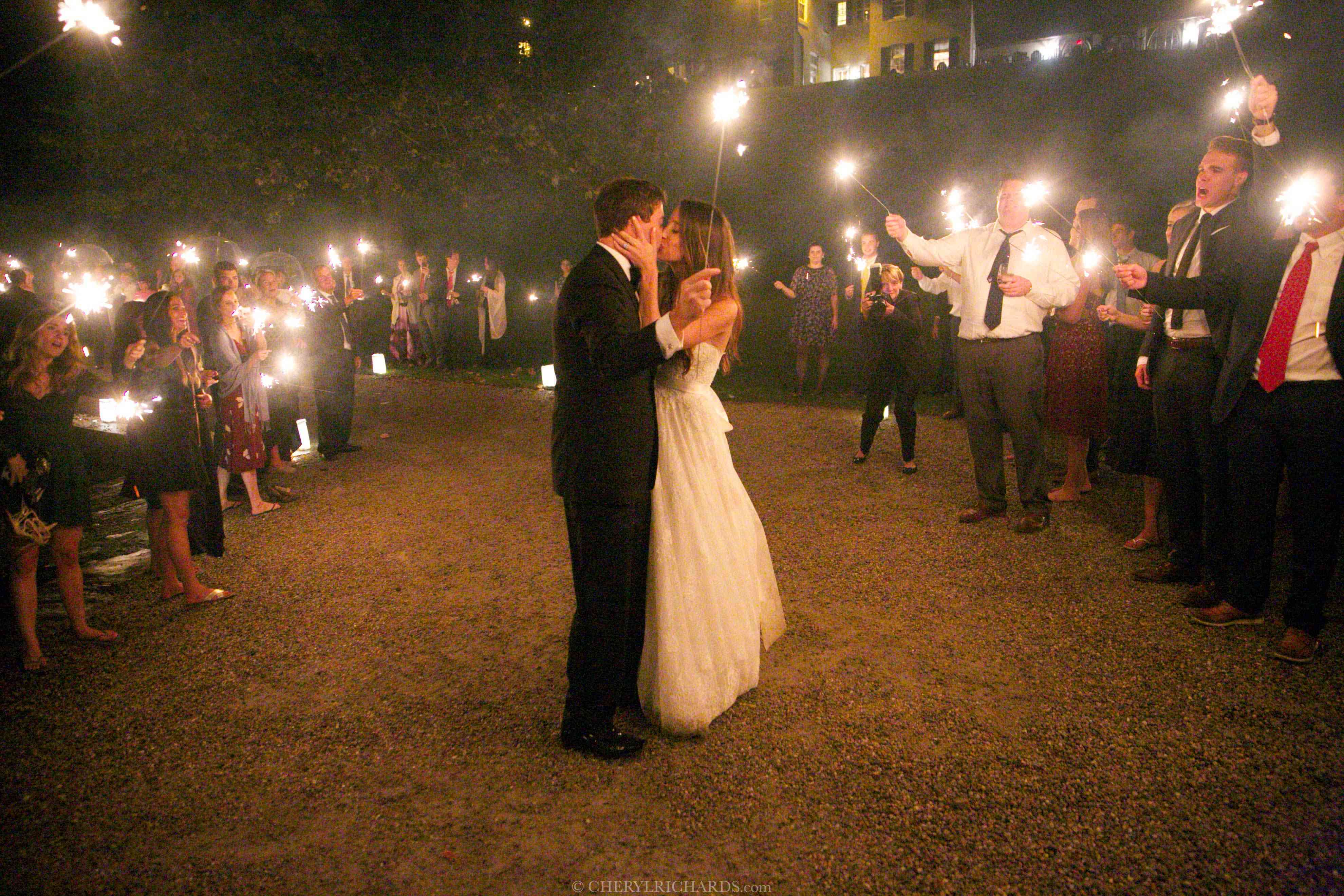 一对夫妇，同时保持电光接吻