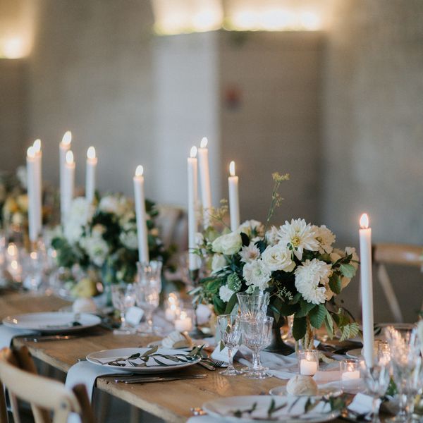 接待tablescape白色花卉中心焦点和锥形蜡烛