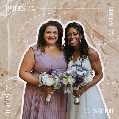 照片合成的两个女人在伴娘礼服拿着花。